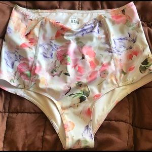Kortni Jeane Bottoms size small